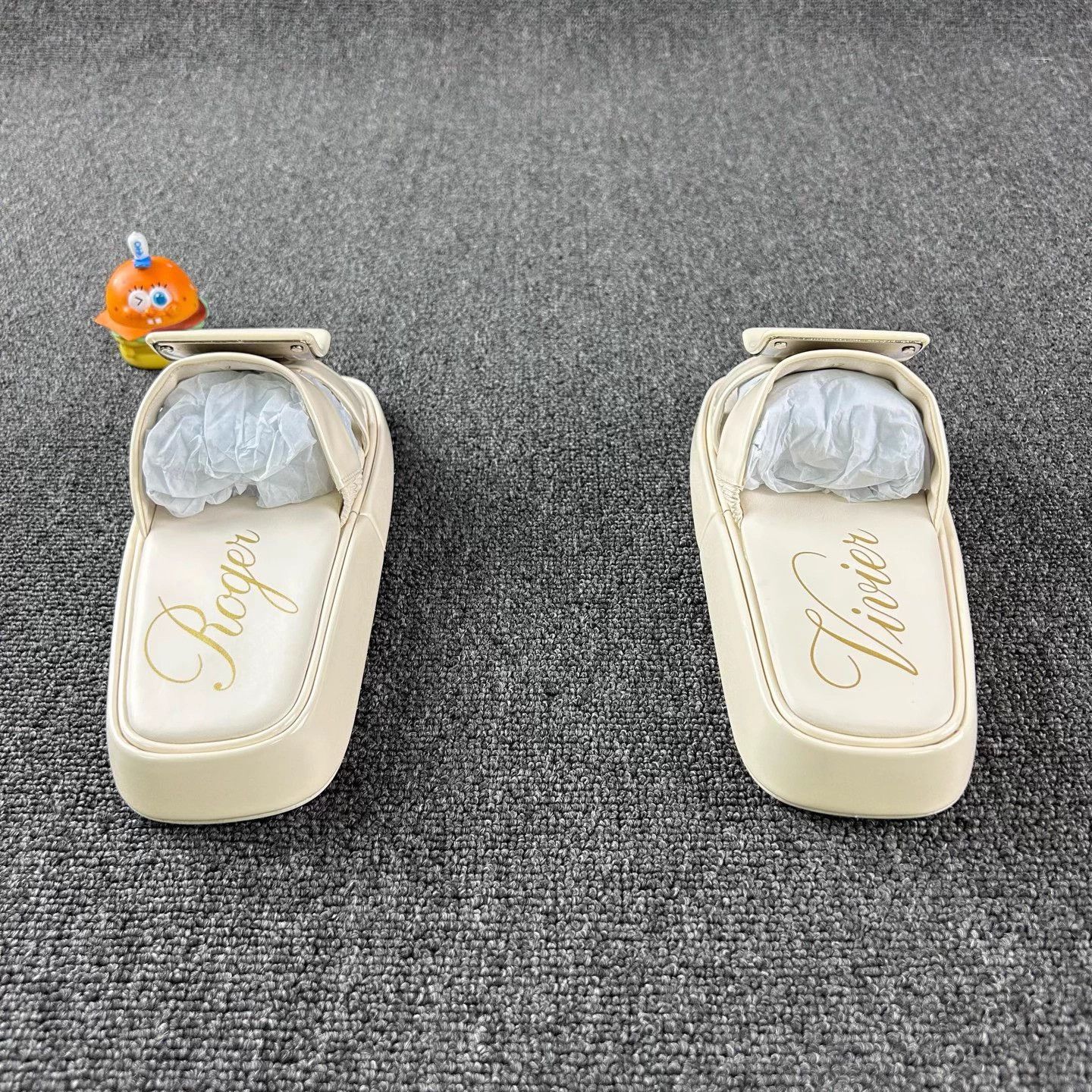 Roger Vivier Roger Vivier Patent Square Buckle White Slippers 37 Size US 7 / IT 37 - 5 Thumbnail