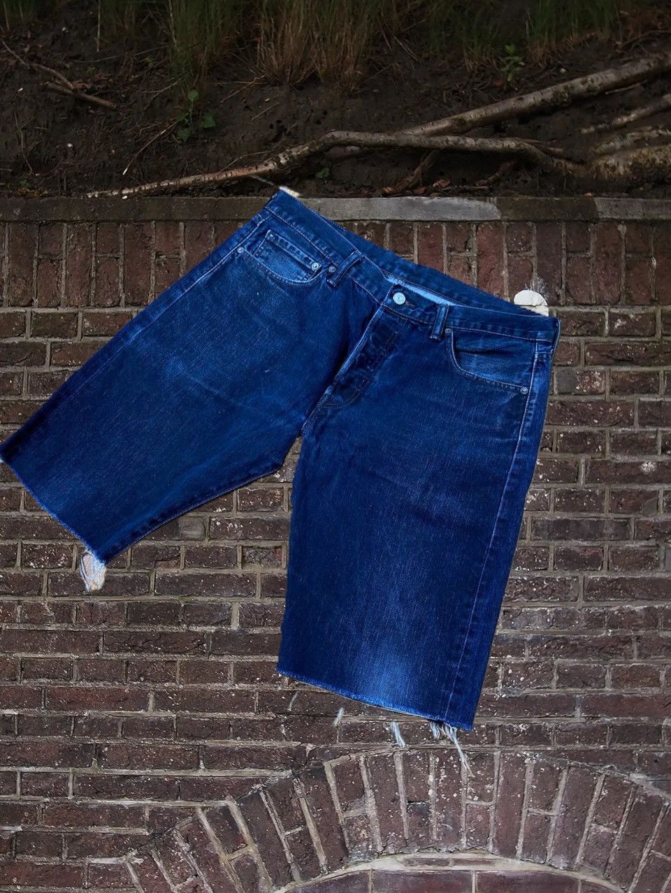 Levi's VINTAGE THRASHED FADED LEVI’S 501 LIGHT WASH JEAN SHORTS Size US 34 / EU 50 - 1 Thumbnail