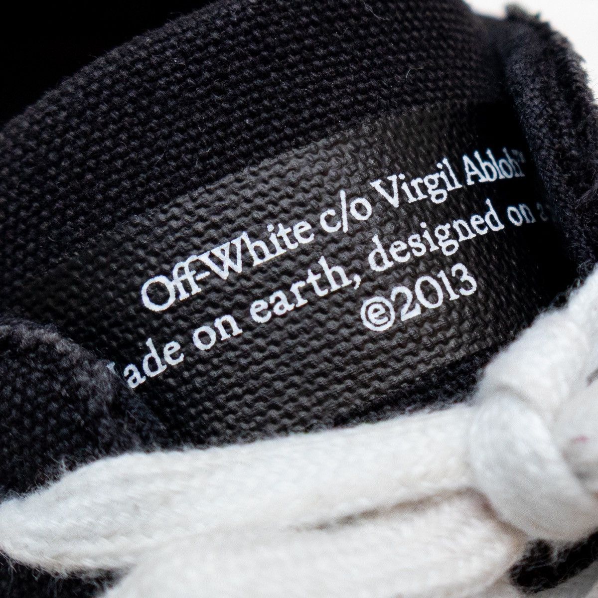 Off-White × Virgil Abloh Off-White Womens Vulcanized Low Top Sneakers BlackWhite US 8 Size US 8 / IT 38 - 10 Thumbnail