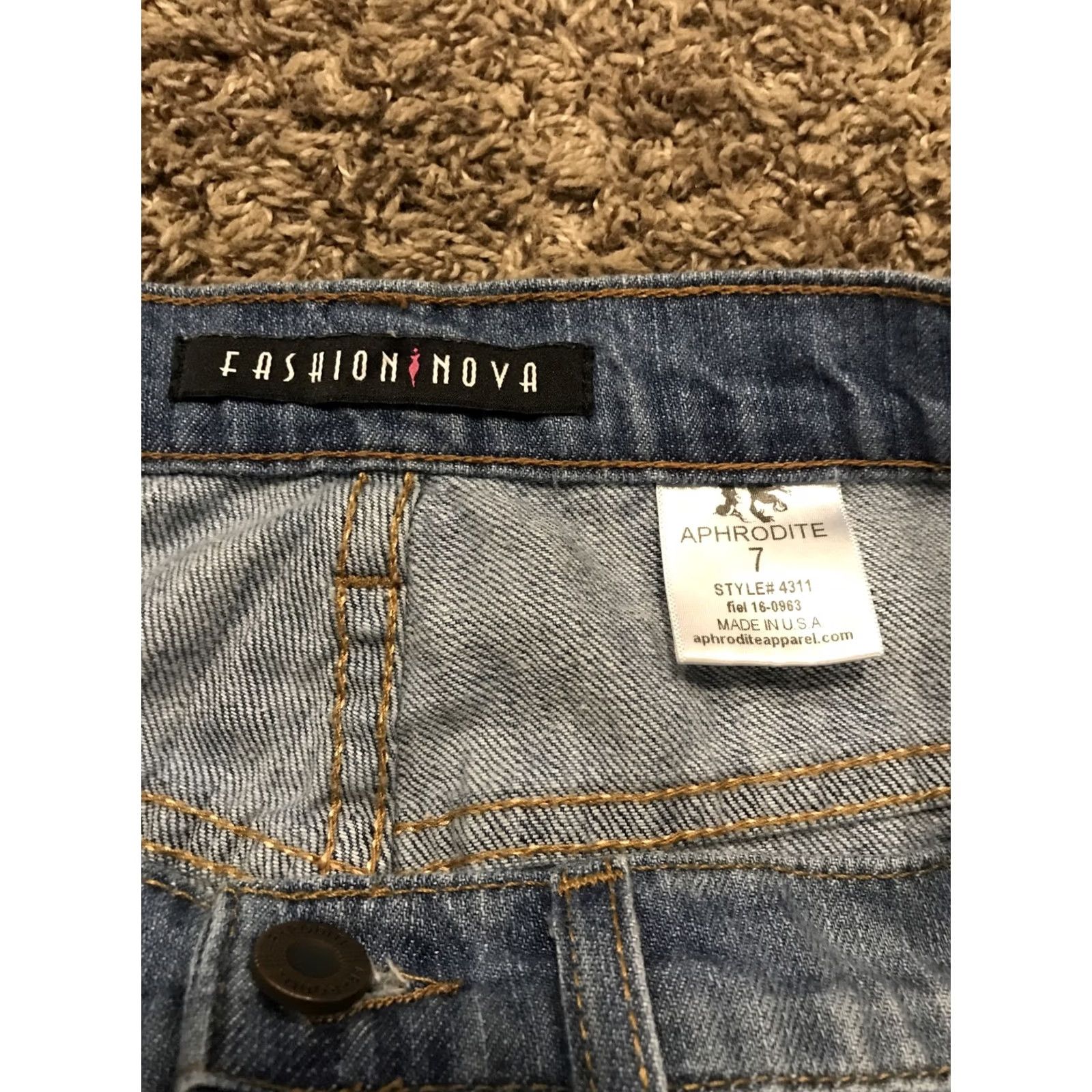 Fashion Nova Fashion Nova Jeans Shirt? Size 28" / US 6 / IT 42 - 2 Thumbnail