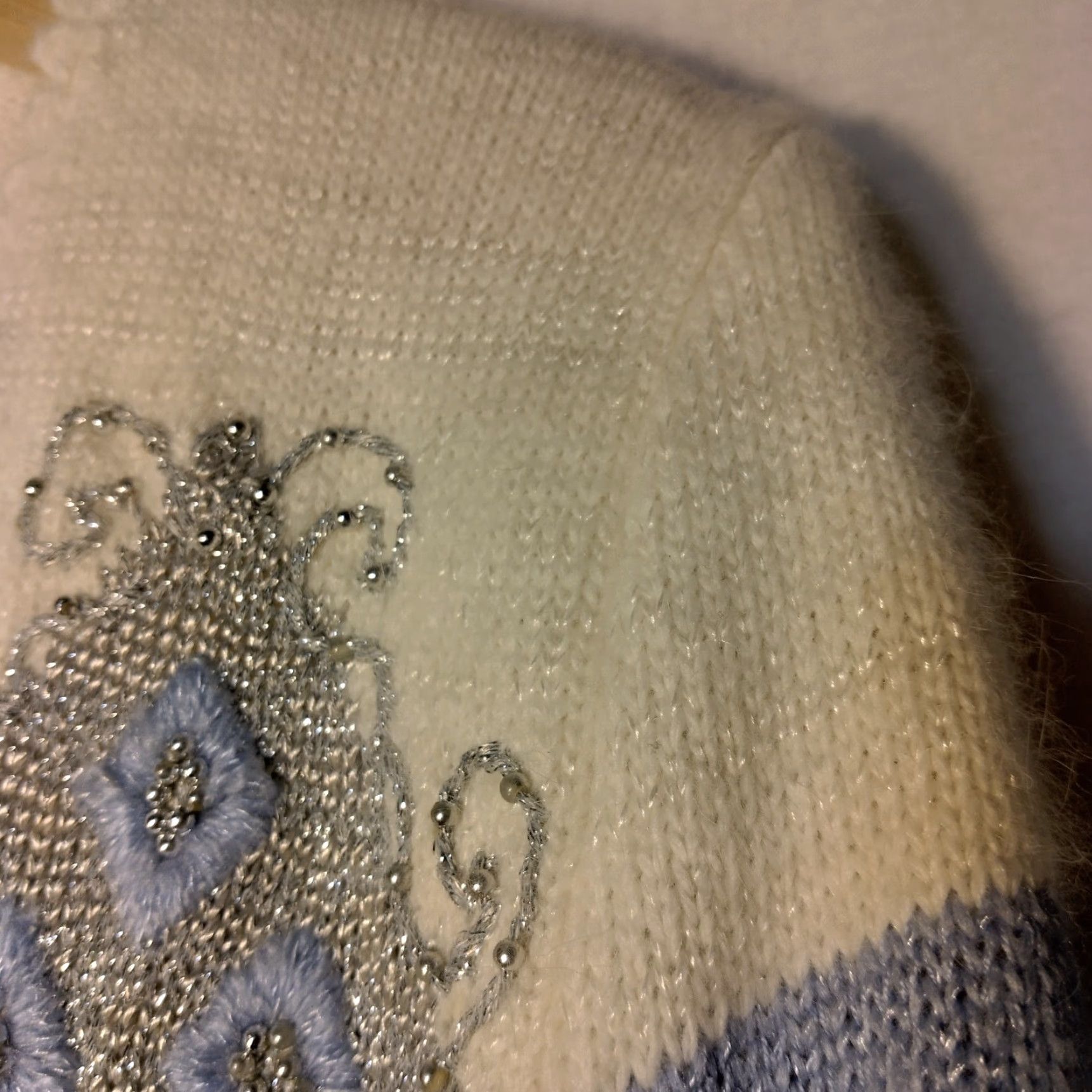 Vintage VINTAGE Jaclyn Smith Petite Sweater Poof Shoulder Blue White Silver Beaded Acrylic Angora Wool Beads Pullover 80s Women PS XS/S Size S / US 4 / IT 40 - 4 Thumbnail