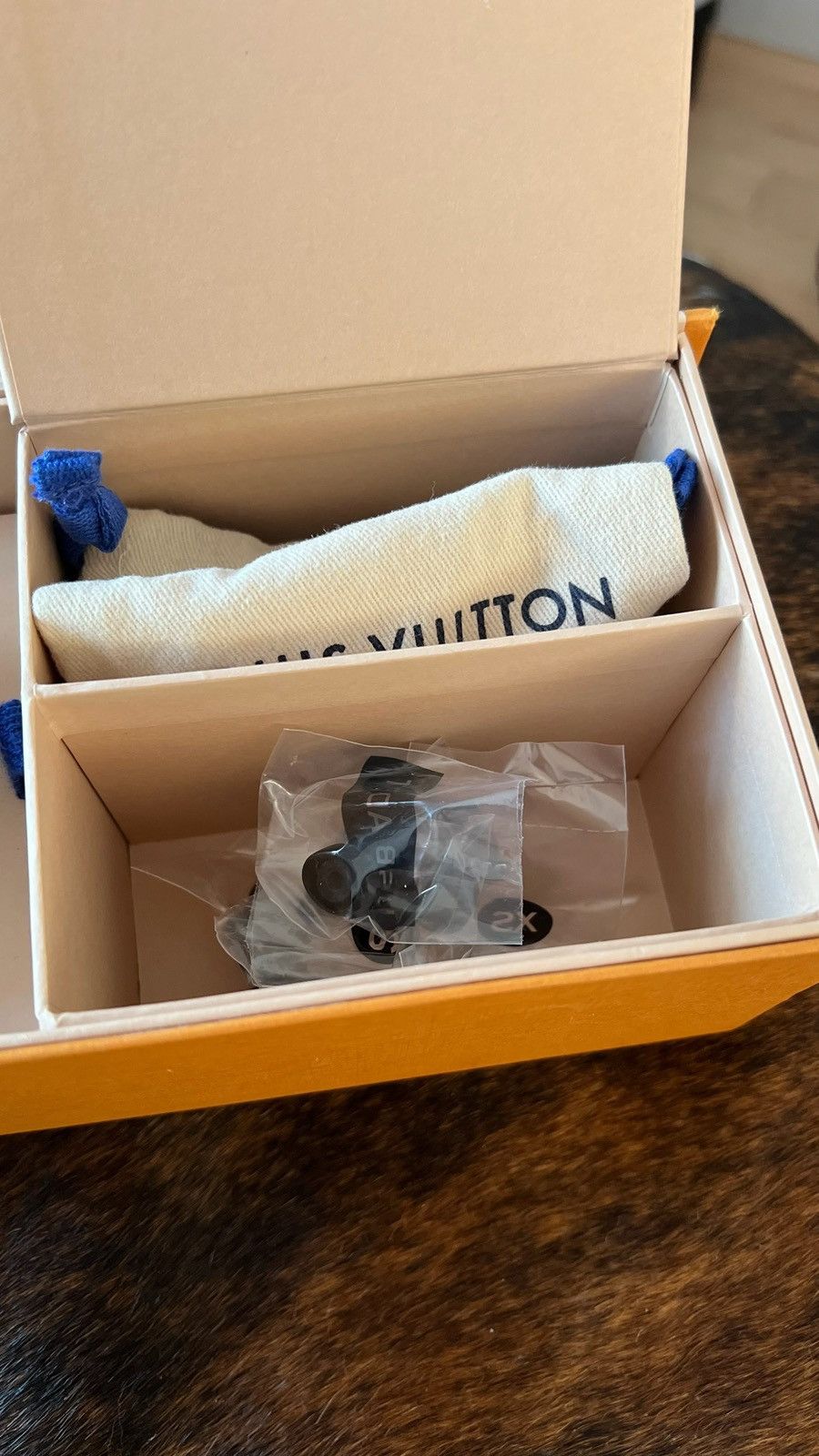 Louis Vuitton Louis Vuitton Horizon red monogram earbuds Size ONE SIZE - 15 Thumbnail