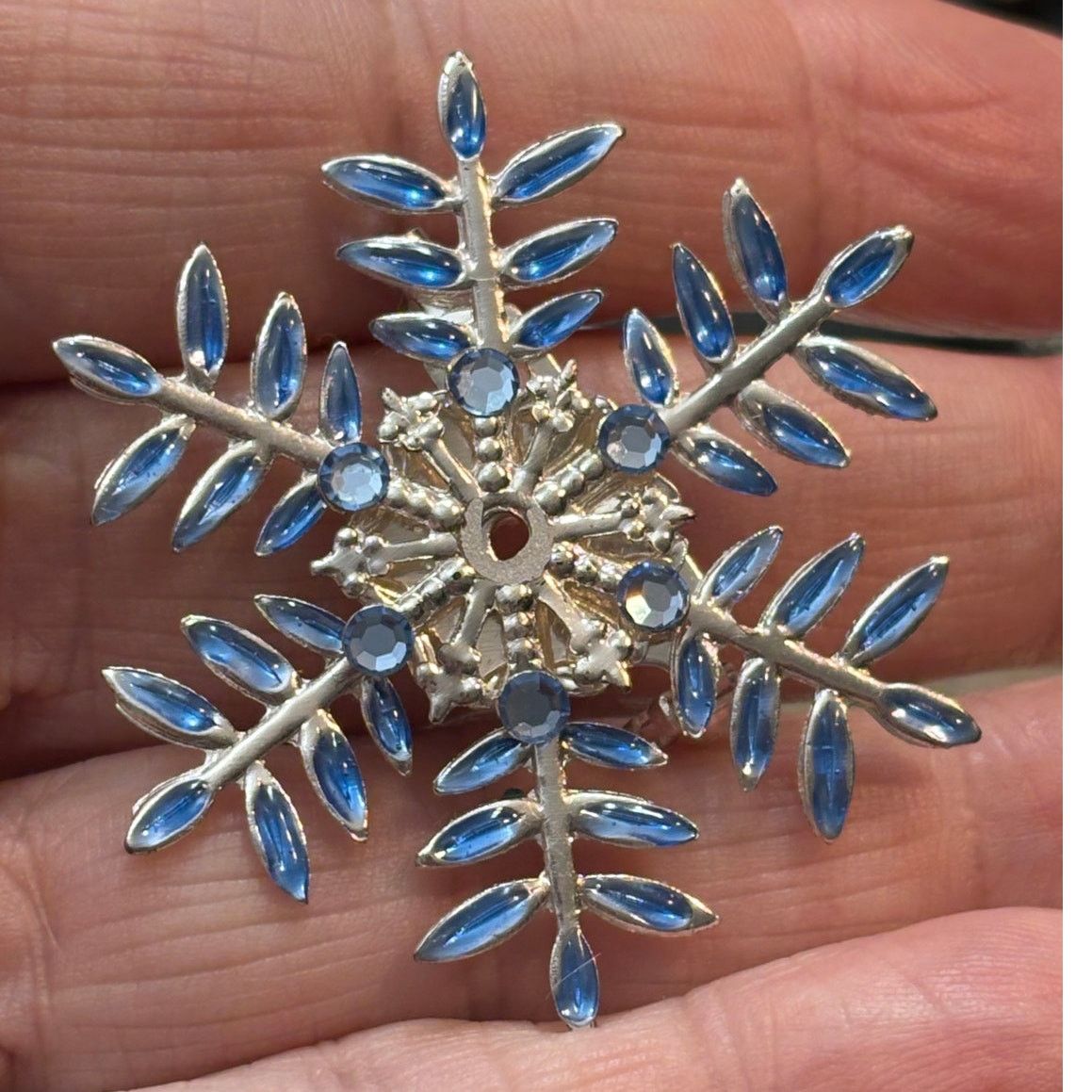 Other Vintage Unsigned Blue Rhinestone Snowflake Brooch 2” Size ONE SIZE - 1 Thumbnail