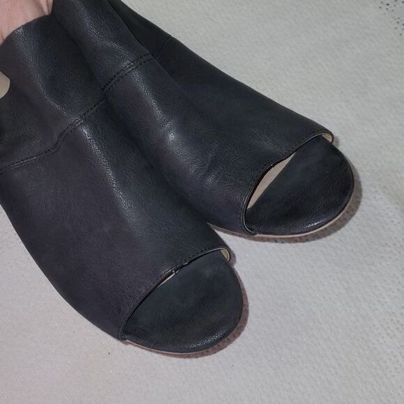 Designer Adam Tucker McKenna Black Leather Sz. 10 3" Heeled Open Peep Size US 10 / IT 40 - 6 Thumbnail