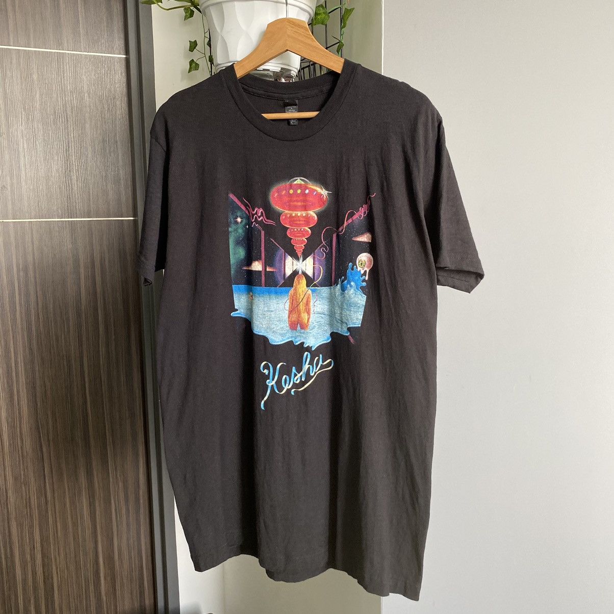 Band Tees Kesha Rainbow Album American Singer ERD GRUNGE GRAIL TEE Size US L / EU 52-54 / 3 - 1 Thumbnail