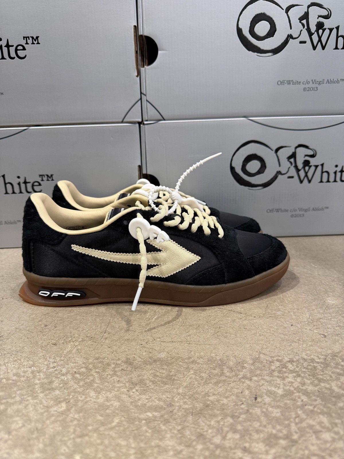 Off-White OFF-WHITE - New Slim Sneaker Black Beige Size US 9 / EU 42 - 1 Thumbnail