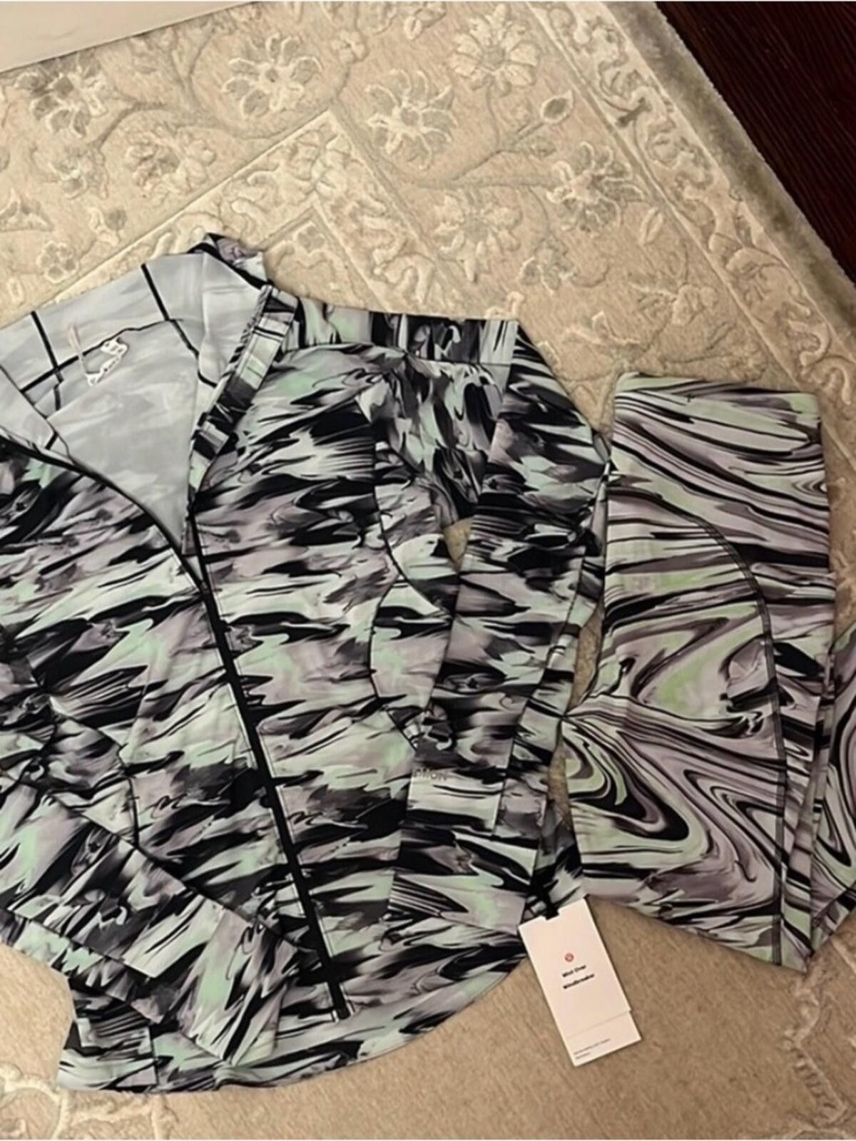 Lululemon Lululemon Windbreaker and High-Rise Leggings Size 32" / US 10 / IT 46 - 3 Thumbnail