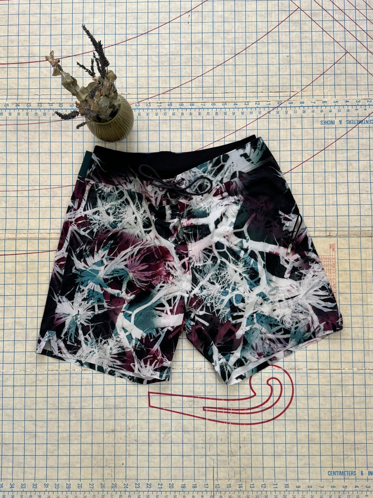 Lululemon Lululemon El Current Shorts 7” Lined Size 38 Palms Pattern Size US 38 / EU 54 - 2 Thumbnail