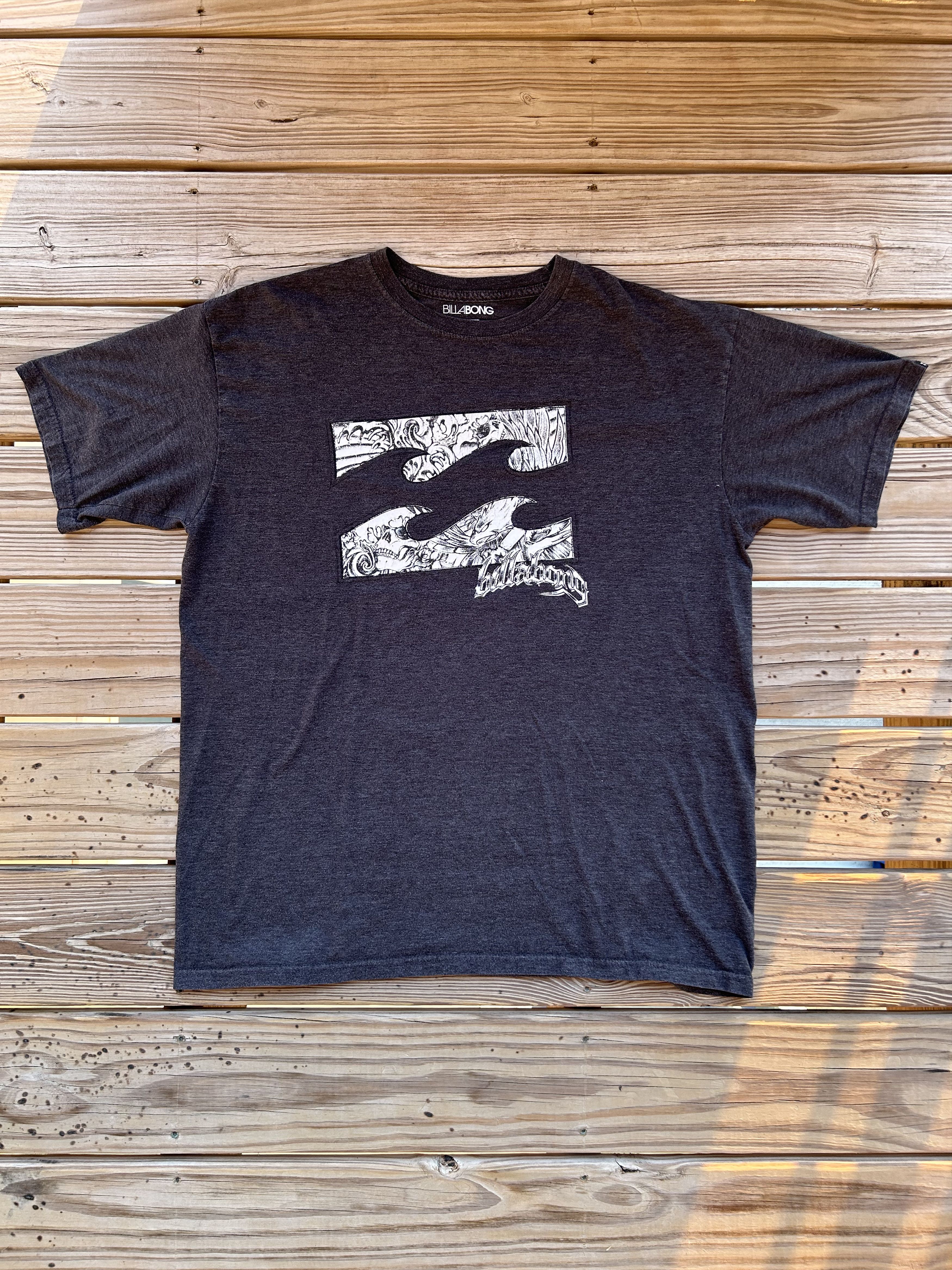 Billabong Vintage Graphic Wave Tee Size US XL / EU 56 / 4 - 1 Thumbnail
