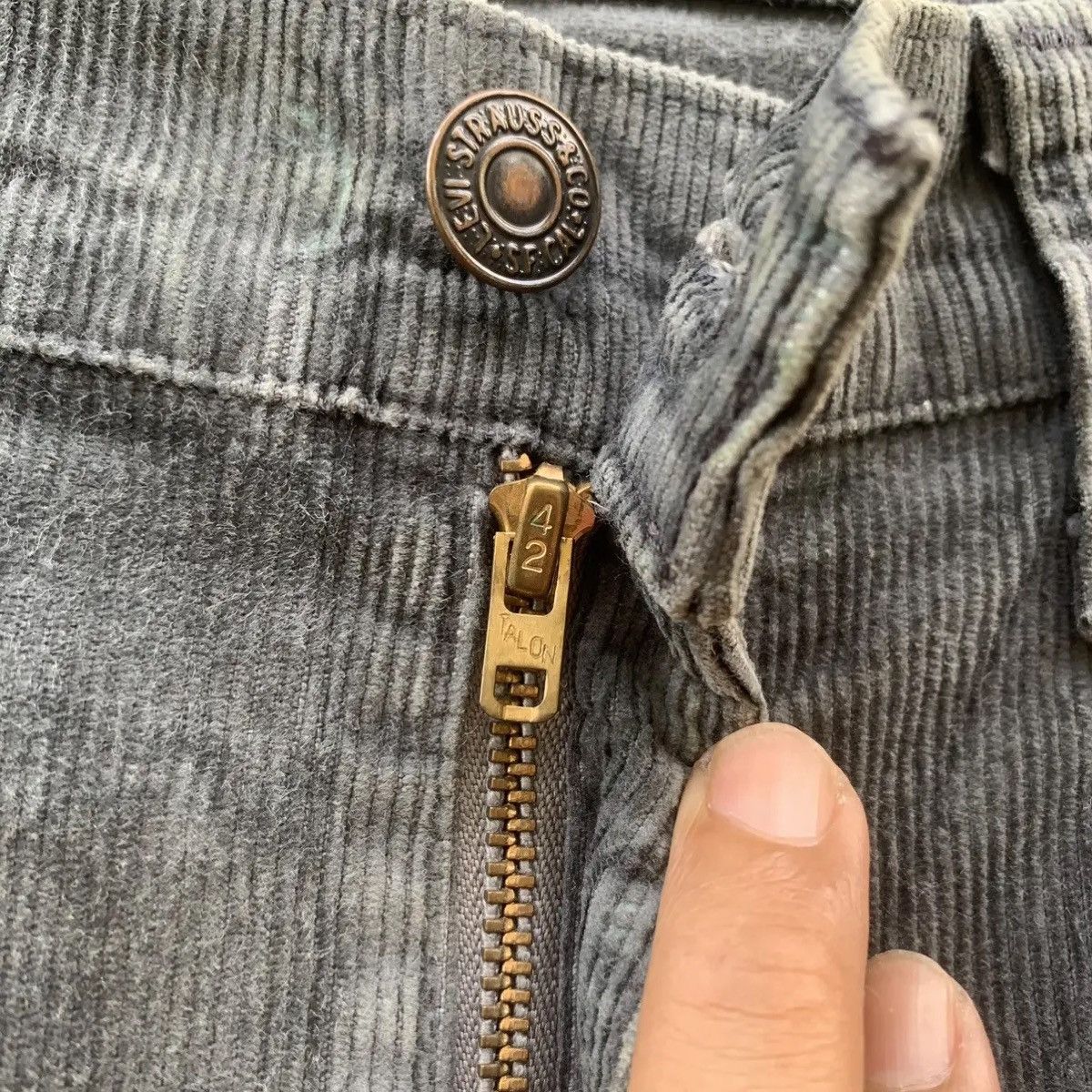 Levi's 1980’s VINTAGE LEVI’S 505 WHITETAB LEVIS CORDUROY FADED PANT Size US 32 / EU 48 - 6 Thumbnail