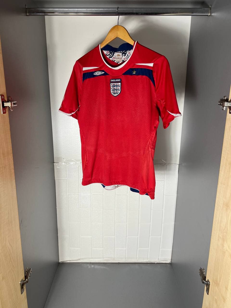 Umbro VINTAGE UMBRO ENGLAND RETRO SOCCER JERSEY MANCHESTER Y2K 90s Size US M / EU 48-50 / 2 - 5 Thumbnail