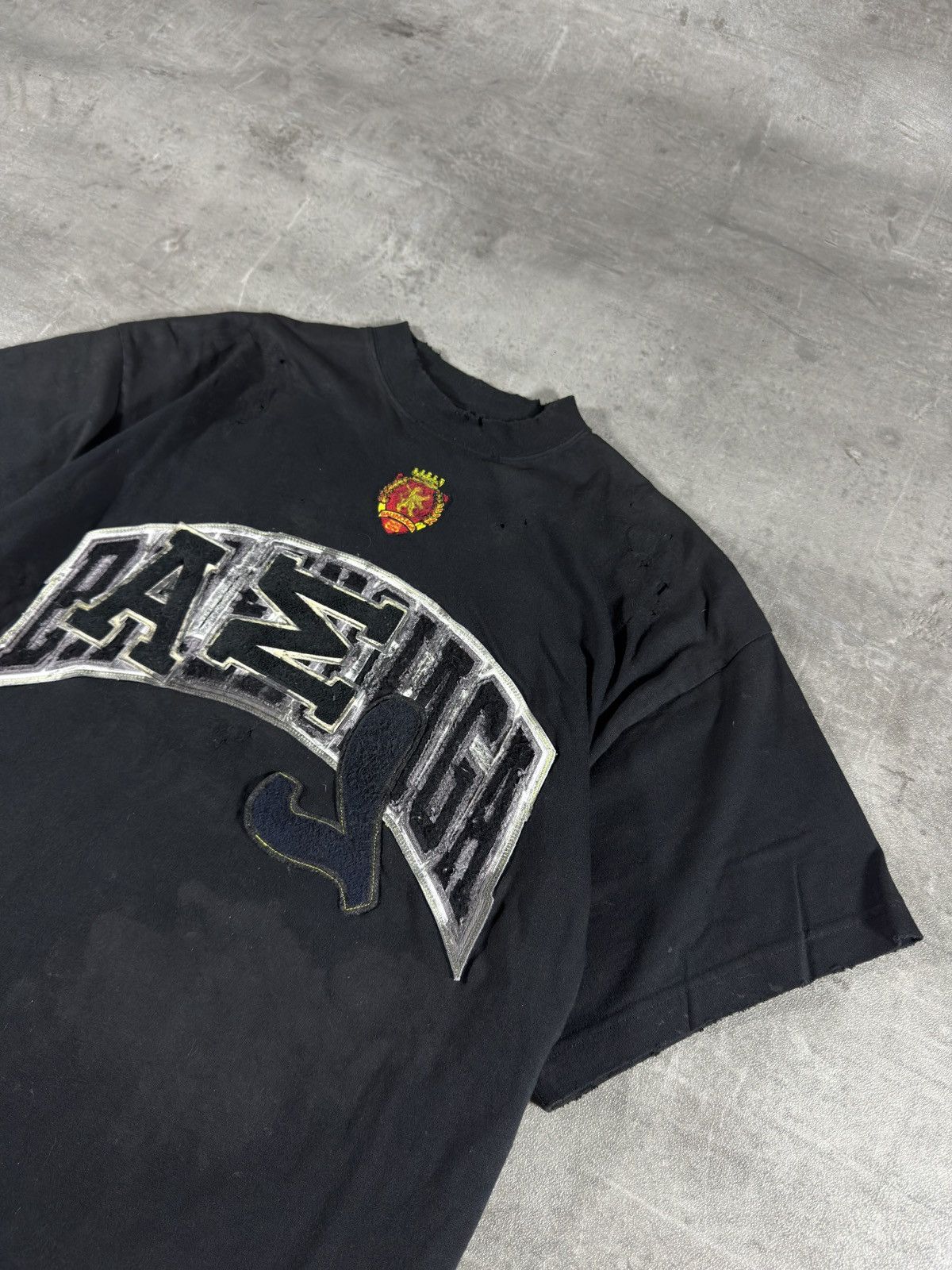 Balenciaga Balenciaga Destroyed Paris Logo Patch T-Shirt – Black Size US M / EU 48-50 / 2 - 3 Thumbnail