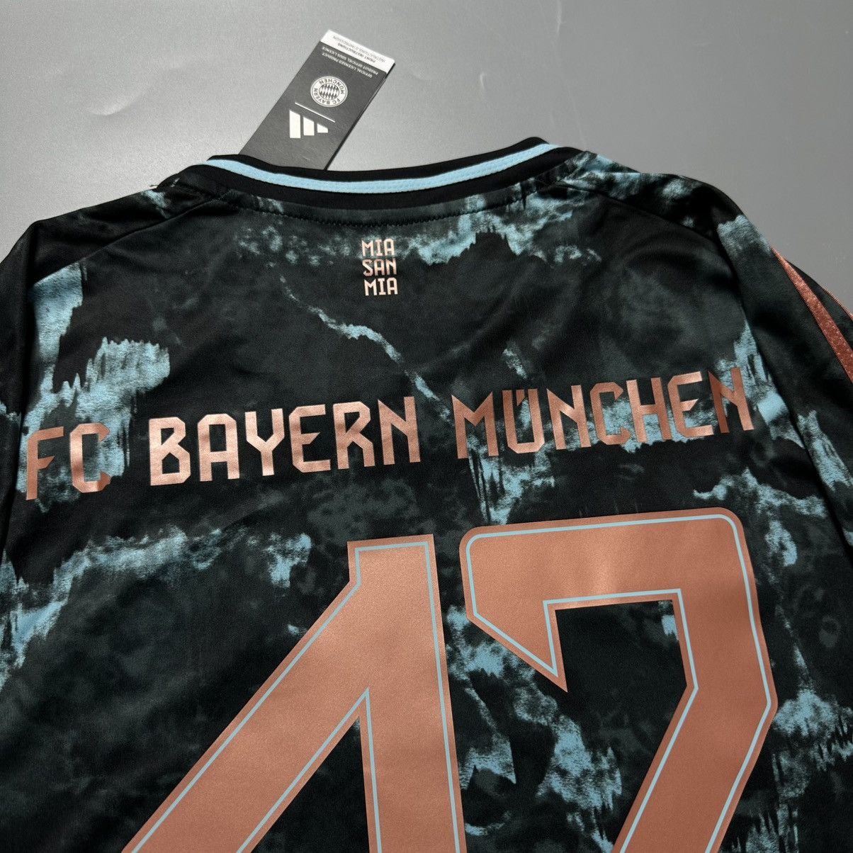 Vintage BAYERN ADIDAS 2024/2025 FOOTBALL AWAY JERSEY #42 MUSIALA Size US XL / EU 56 / 4 - 11 Thumbnail