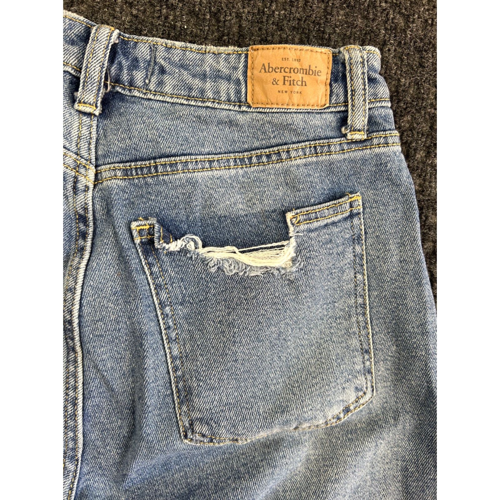 Abercrombie & Fitch Abercrombie & Fitch Jeans Women’s Mom Jean Curve Love 28 6 R Distressed Blue Denim Casual Jeans Womens Love 90s? Size 28" / US 6 / IT 42 - 3 Thumbnail