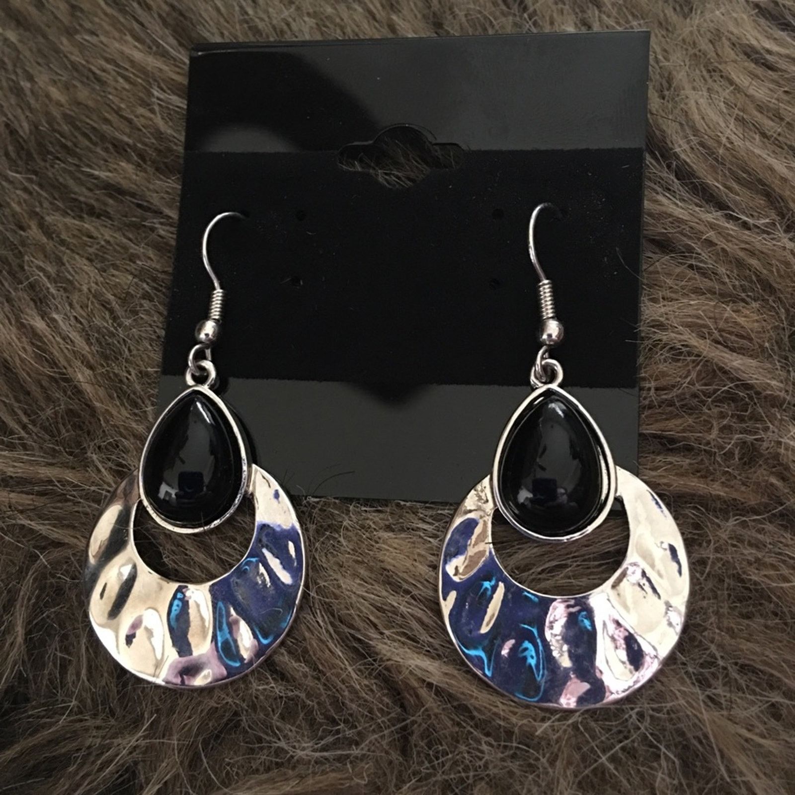 Jewelry Hammered silver tone disc black glass earrings Size ONE SIZE - 2 Thumbnail