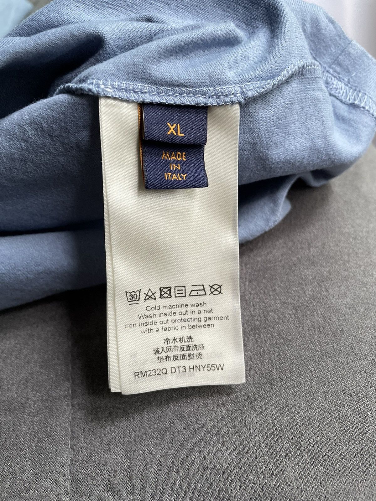 Louis Vuitton Louis Vuitton Blue Embossed Logo T Shirt Size US XL / EU 56 / 4 - 10 Thumbnail