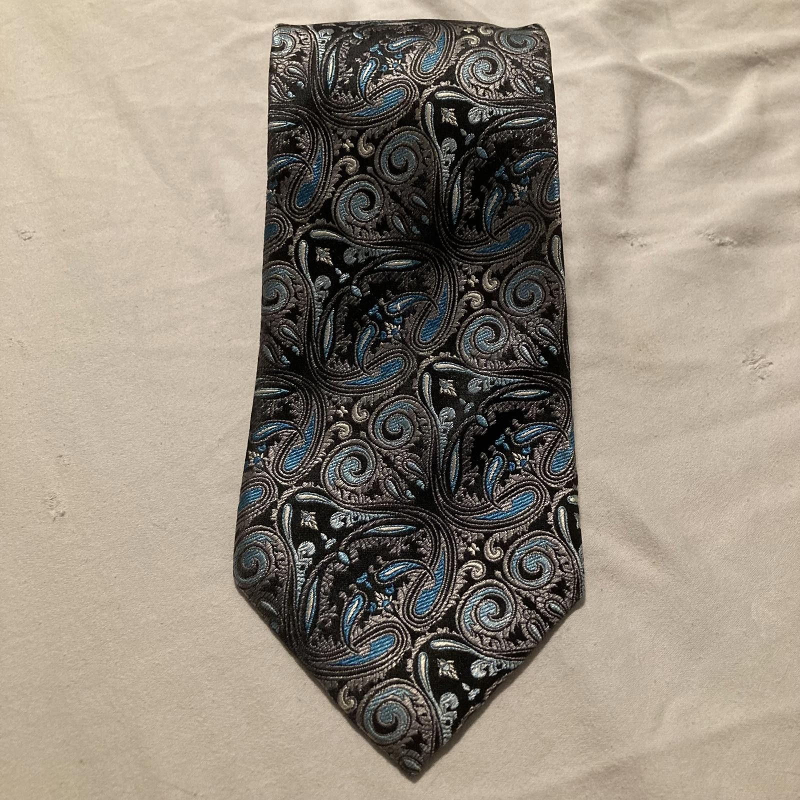 Van Heusen NWOT Van Heusen Paisely Tie 58/3.5 Size ONE SIZE - 1 Thumbnail