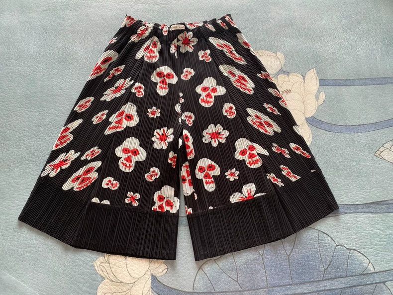 Other Issey Miyake size:5 Red and white printed black shorts Size 31" - 2 Thumbnail