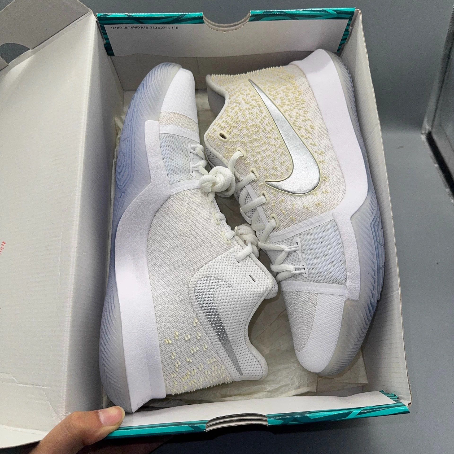 Nike Nike Kyrie 3 White Size 44 Size US 11 / EU 44 - 5 Thumbnail