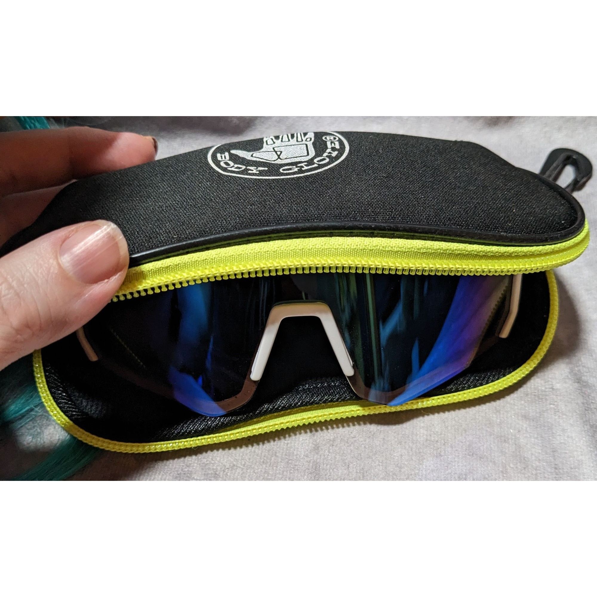 Foster Grant Foster Grant Sporty White Shield Glasses With Body Glove Cas Size ONE SIZE - 7 Thumbnail