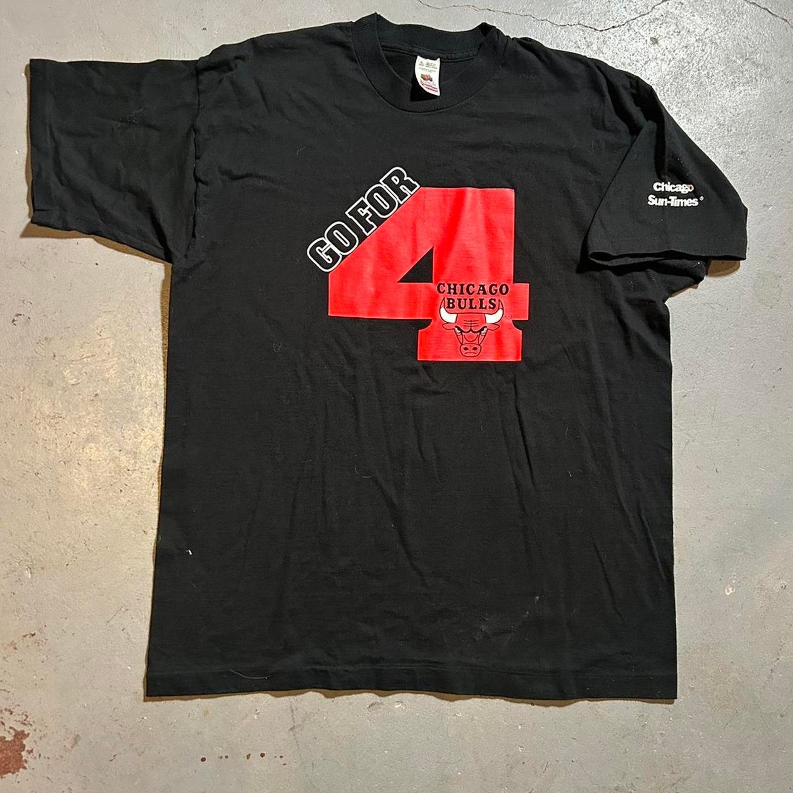 Fruit Of The Loom Early 90s chicago bulls basket ball tee shirt Size US XL / EU 56 / 4 - 1 Thumbnail