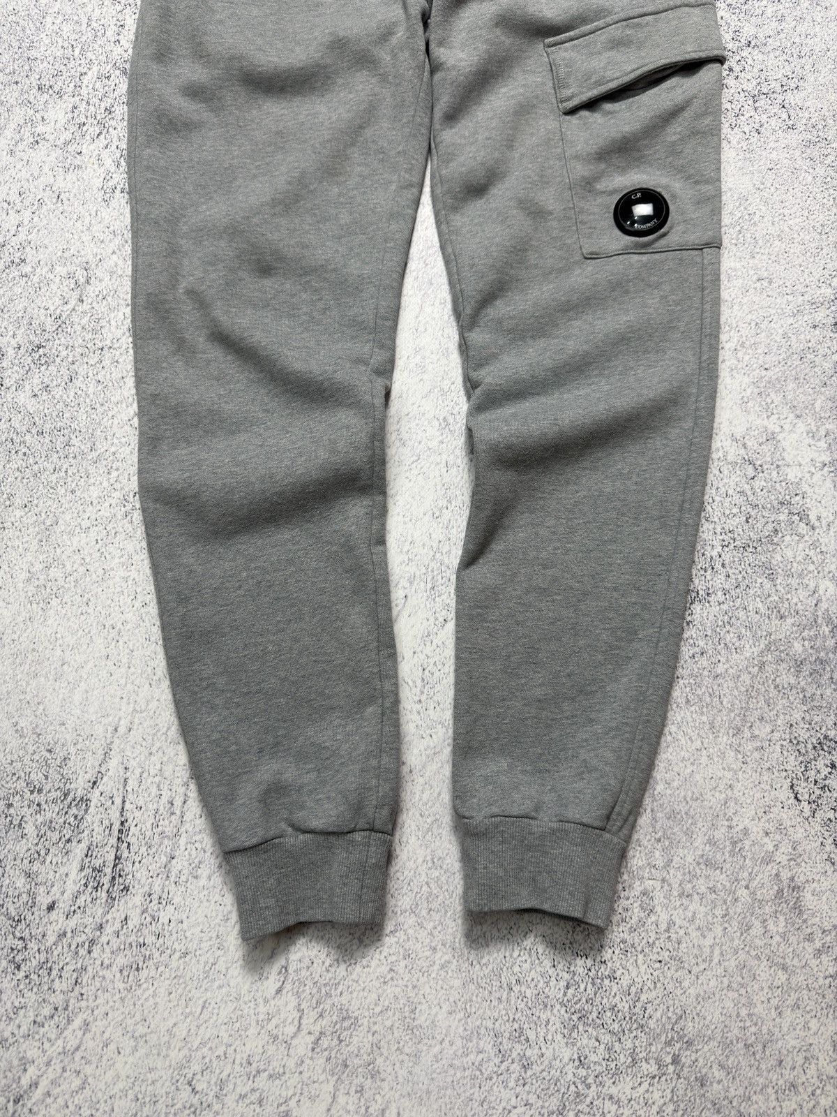 C.P. Company C.P. Company Diagonal Raised Fleece Cargo Grey Sweatpants Size US 32 / EU 48 - 2 Thumbnail