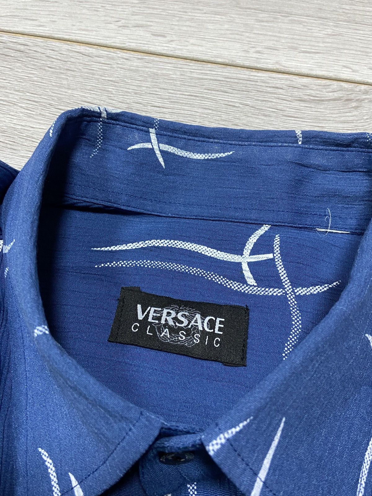 Versace Versace classic vintage waves shirt buttons Size US XL / EU 56 / 4 - 6 Thumbnail