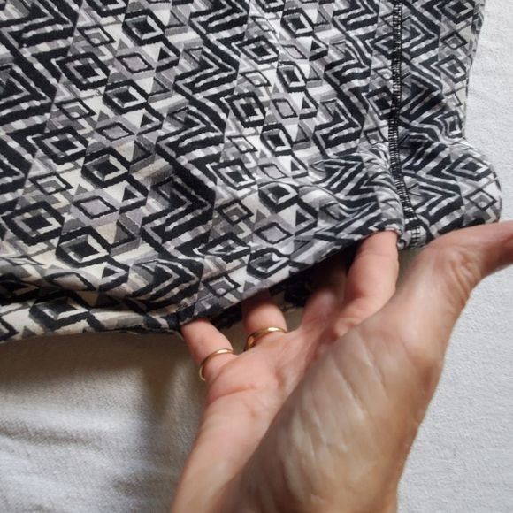 Designer Aventura 100% Organic Cotton Black & White Geometric Sz. XL Size 38" / US 16 / IT 52 - 6 Thumbnail