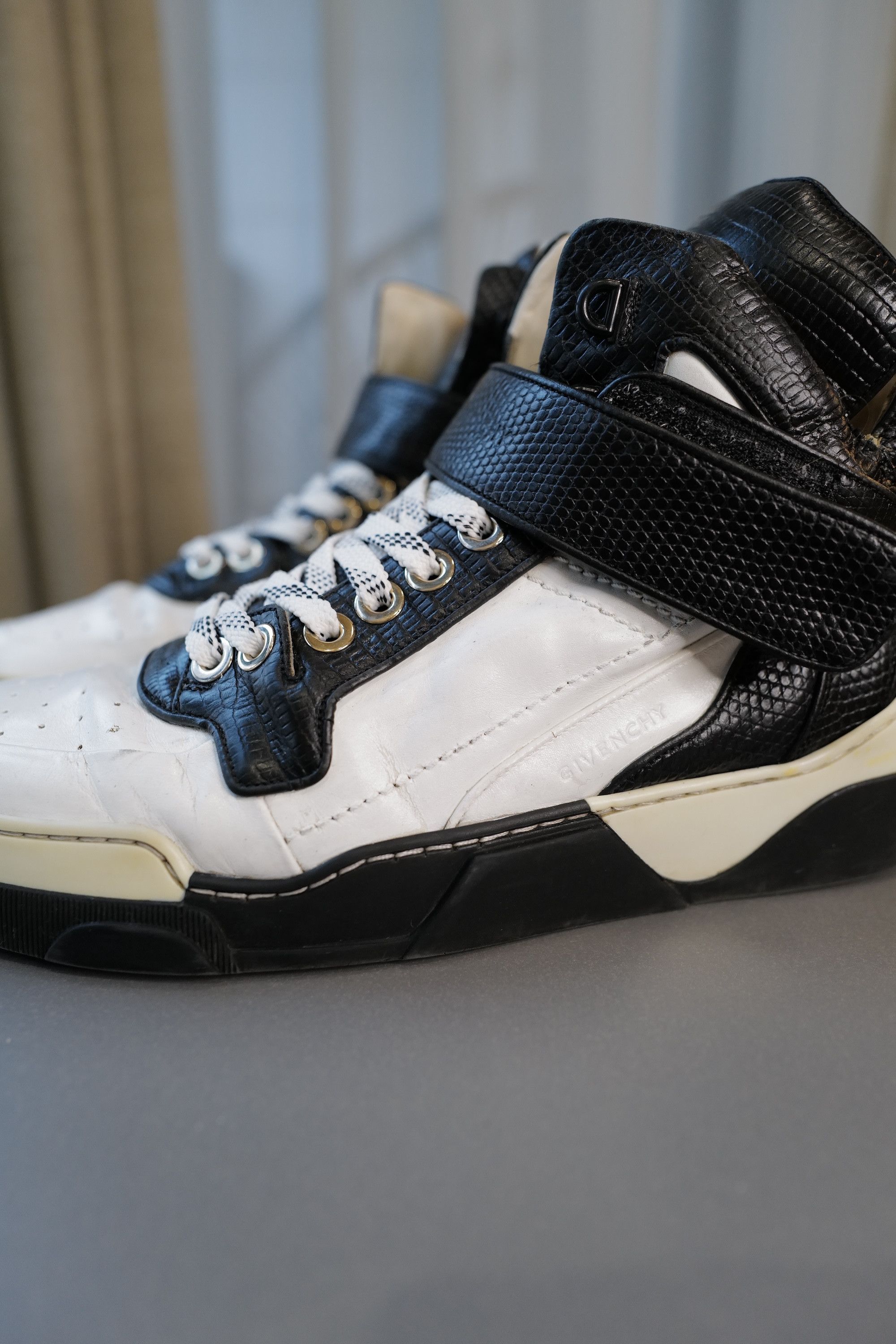 Givenchy Givenchy Hi Top Leather Sneakers Size US 8 / EU 41 - 9 Thumbnail