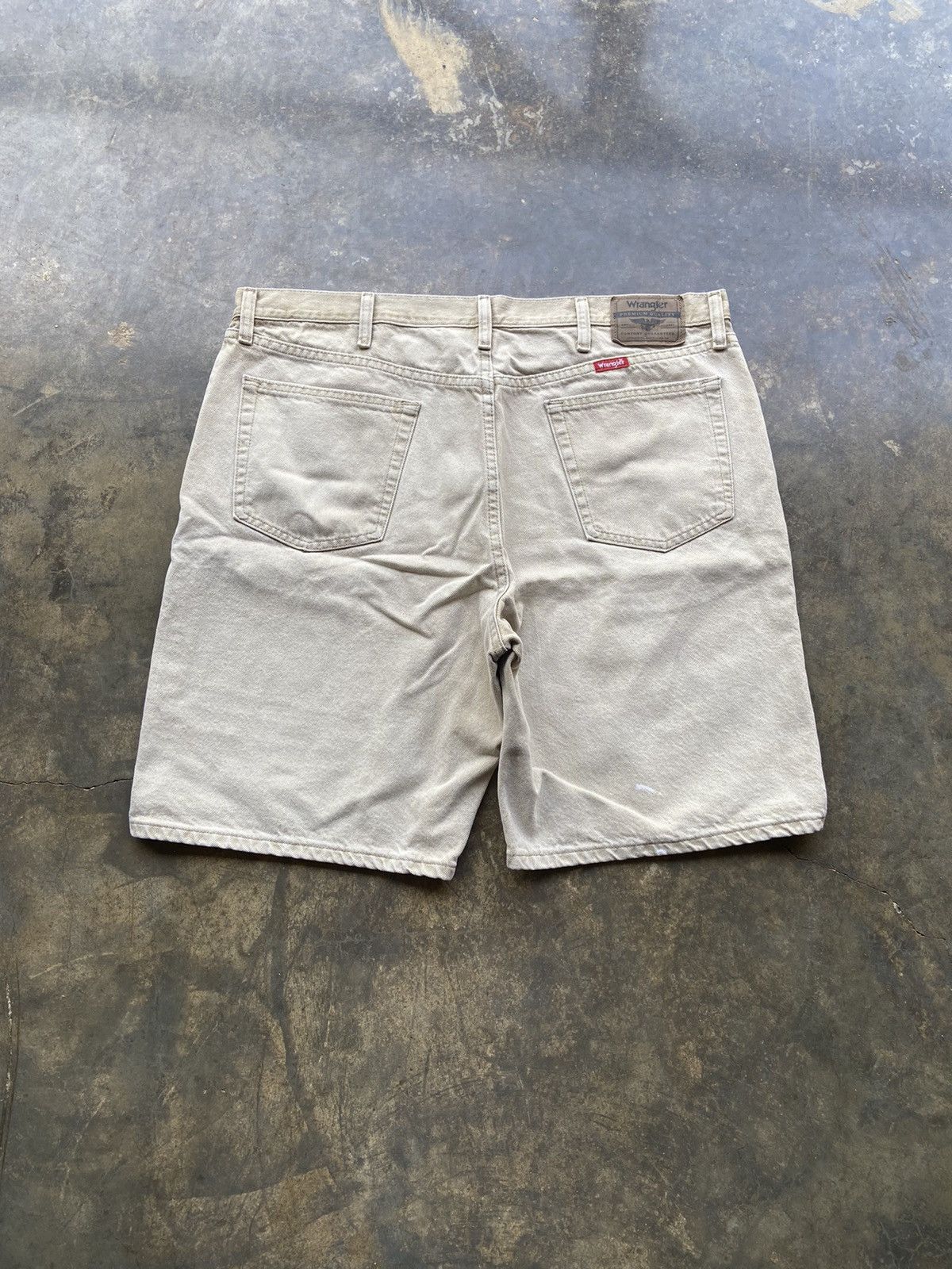 Vintage Vintage Baggy Y2K Faded Wrangler Denim Work Shorts size 38 Size US 38 / EU 54 - 1 Thumbnail
