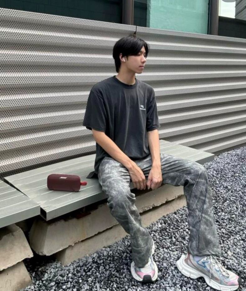 Balenciaga Balenciaga Sporty B Embroidery Washed Black Worn Short Slee Size US S / EU 44-46 / 1 - 6 Thumbnail