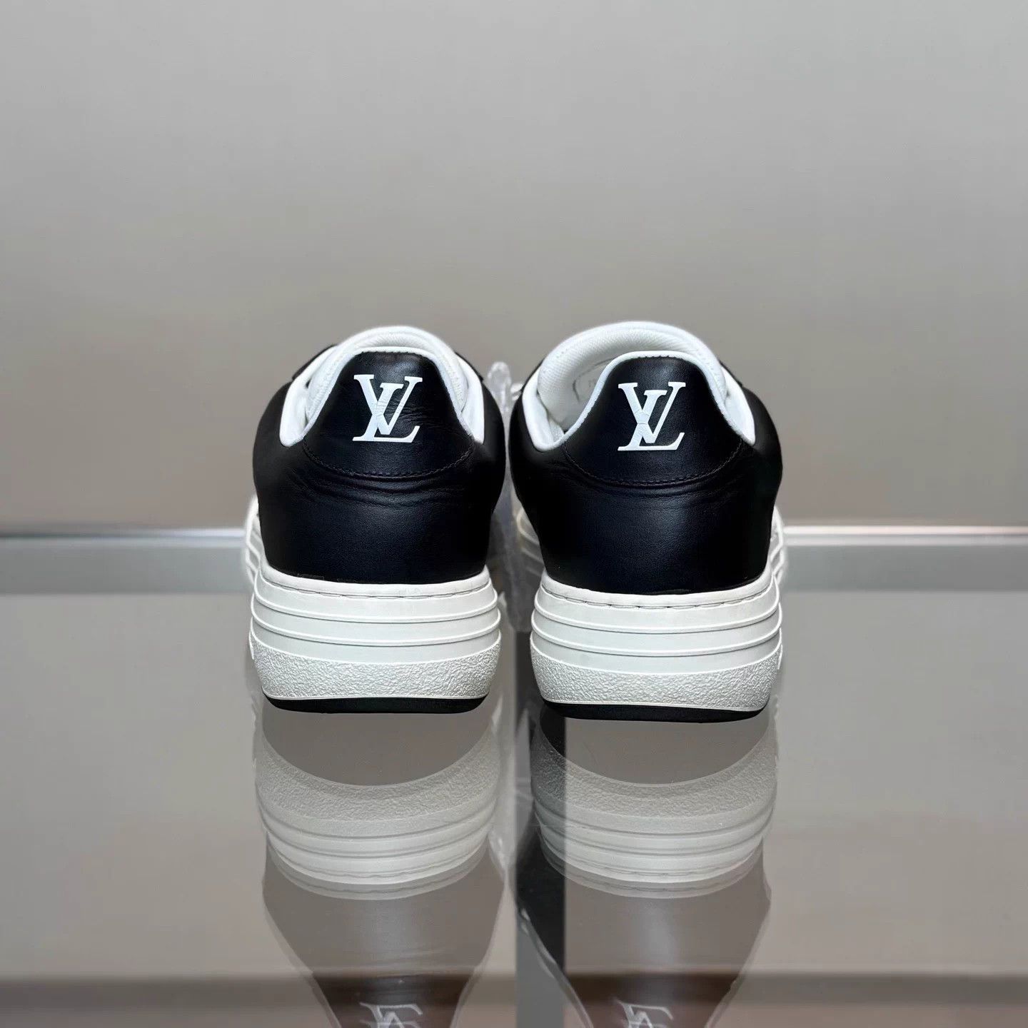 Louis Vuitton LV GROOVY PLATFORM B/W Monogram embossed sneakers 37.5 98 Size US 7 / IT 37 - 4 Thumbnail