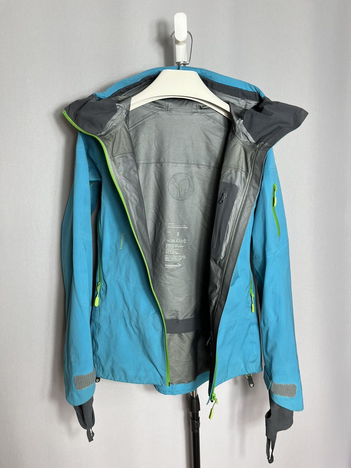Norrona Norrøna Lofoten Gore-Tex Pro Womans Jacket iceberg blue Rain Size S / US 4 / IT 40 - 11 Thumbnail