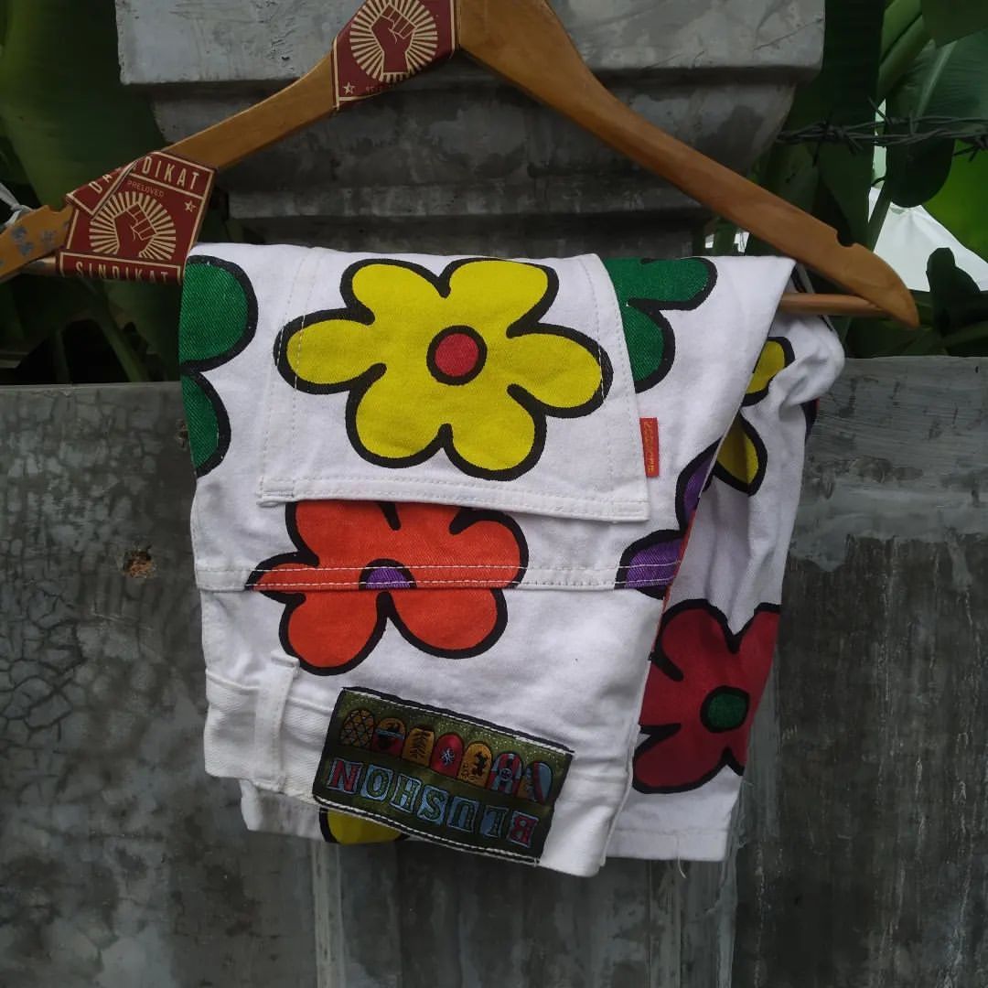 image of Designer Collection x Vintage Blush-On Retro Short Pant Denim Painted Flower in White (Size 31)