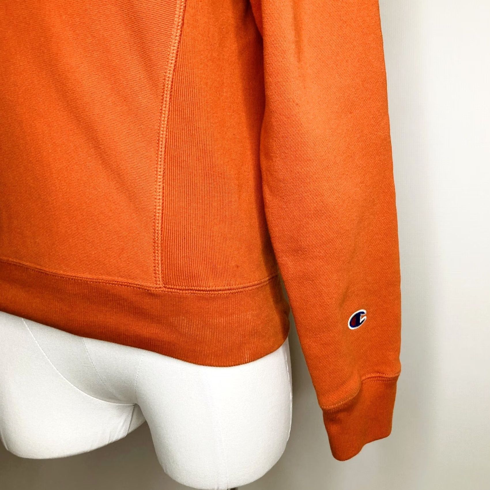 Champion VINTAGE Champion Reverse Weave Orange Sweatshirt Crew Neck Womens XS EUC Shirt Sweatshirt Women EUC Gators Logo Long Sleeve 84% cotton 16% polyester Size XS / US 0-2 / IT 36-38 - 2 Thumbnail