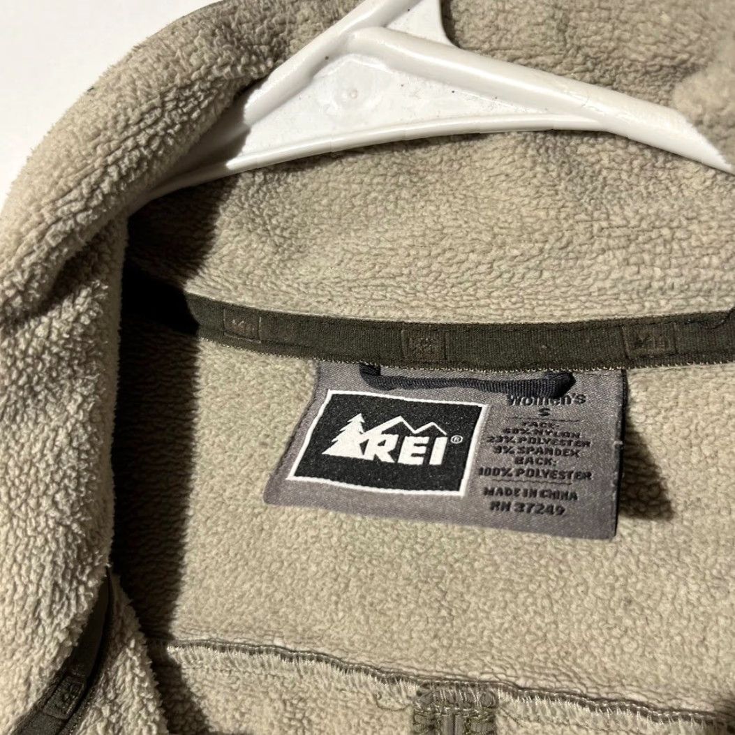 Vintage REI Womens Small Softshell Fleece Lined Jacket Taupe Gray Full Zip Mock Neck Jacket Ladies Gray Logo Zipper Knit-Softshell Casual Travel Size S / US 4 / IT 40 - 2 Thumbnail