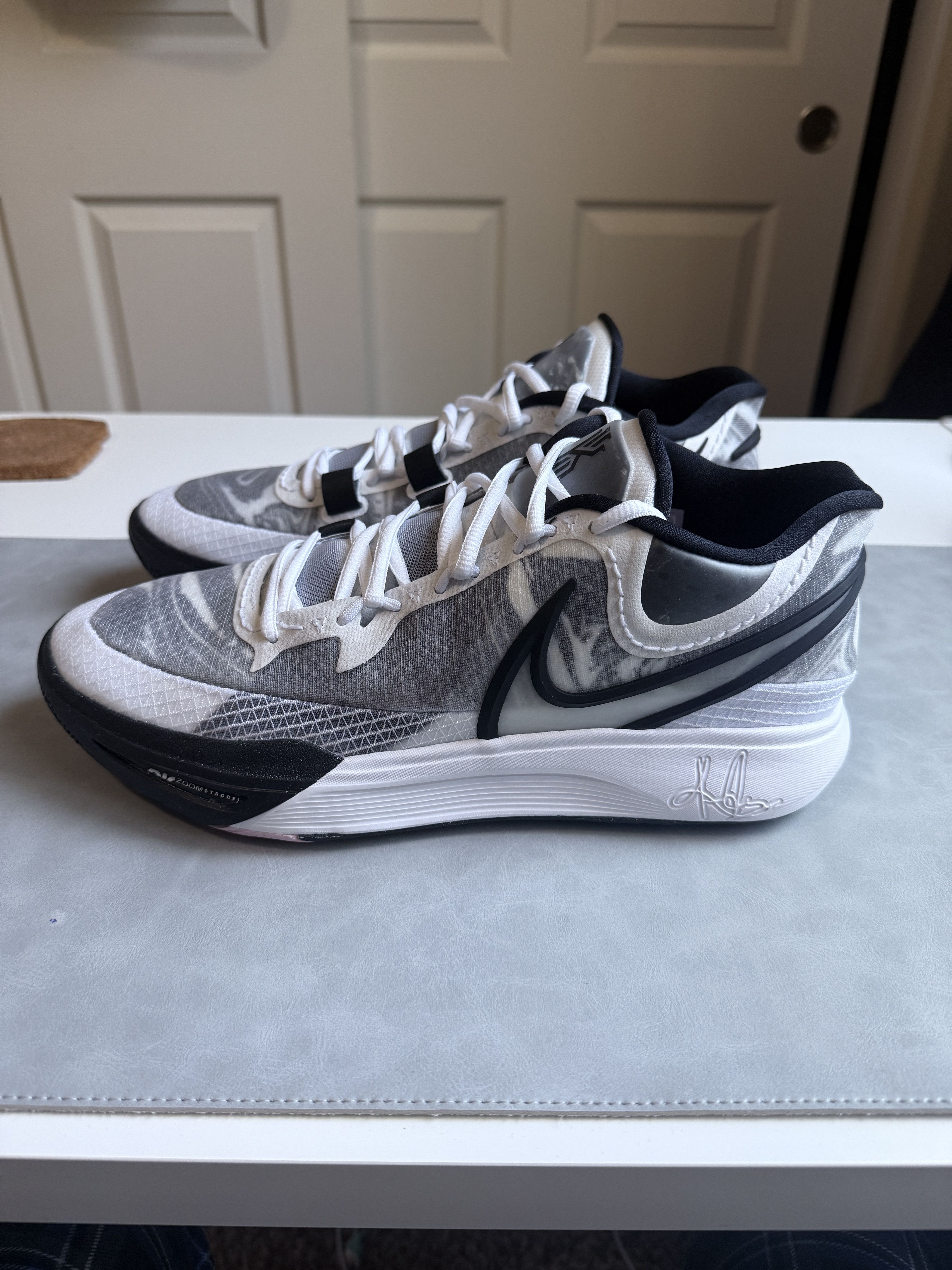 Nike NEW Kyrie 8 Basketball Shoes Size US 12 / EU 45 - 3 Thumbnail