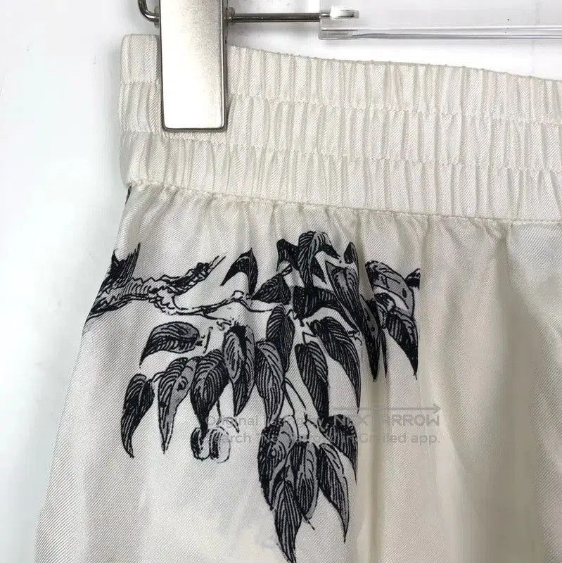 Burberry Burberry Women's Silk Beige Shorts. Size 23" - 3 Thumbnail