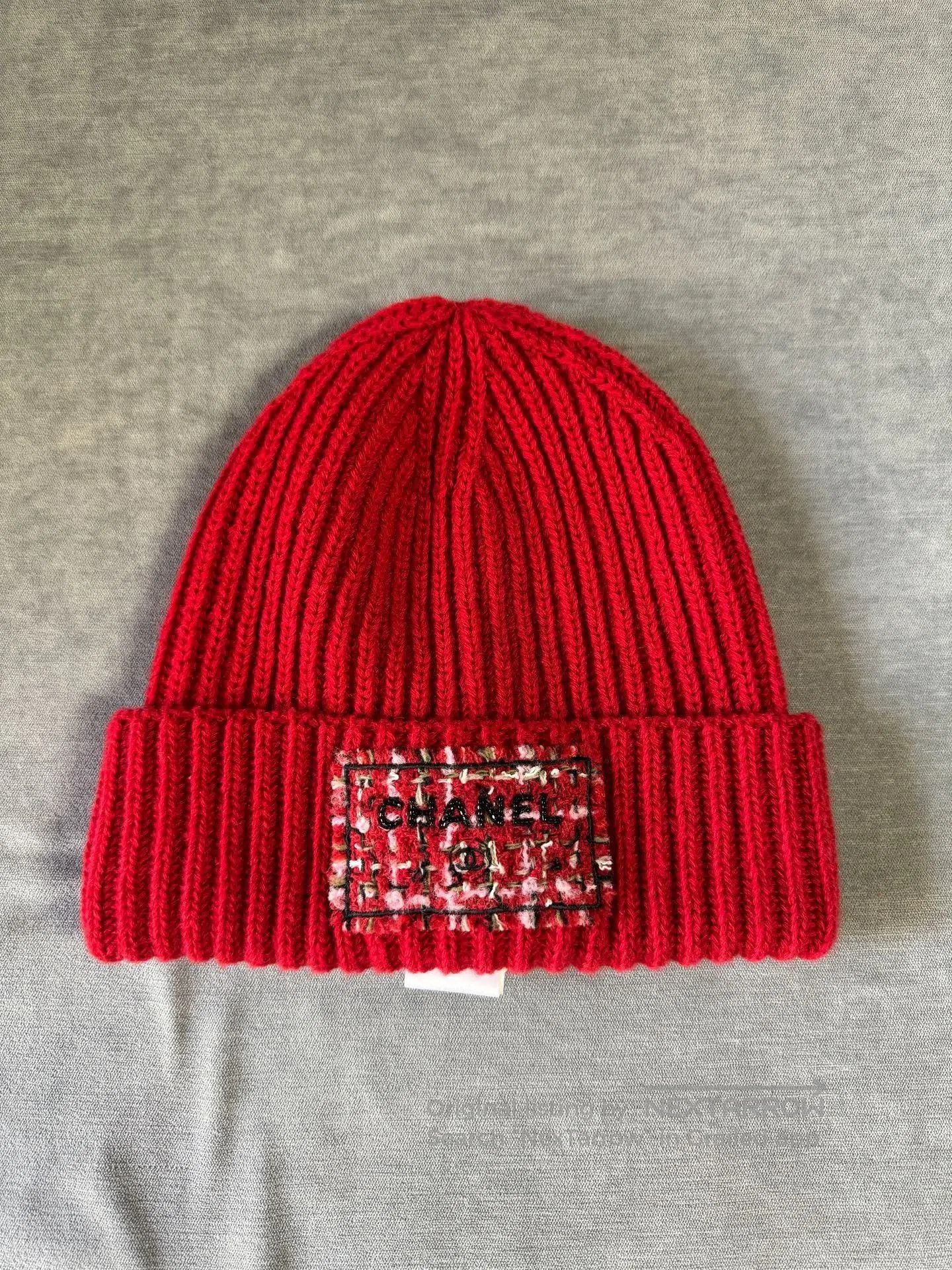 Chanel Chanel 25K Red Beaded Cashmere Beanie. Size ONE SIZE - 1 Thumbnail