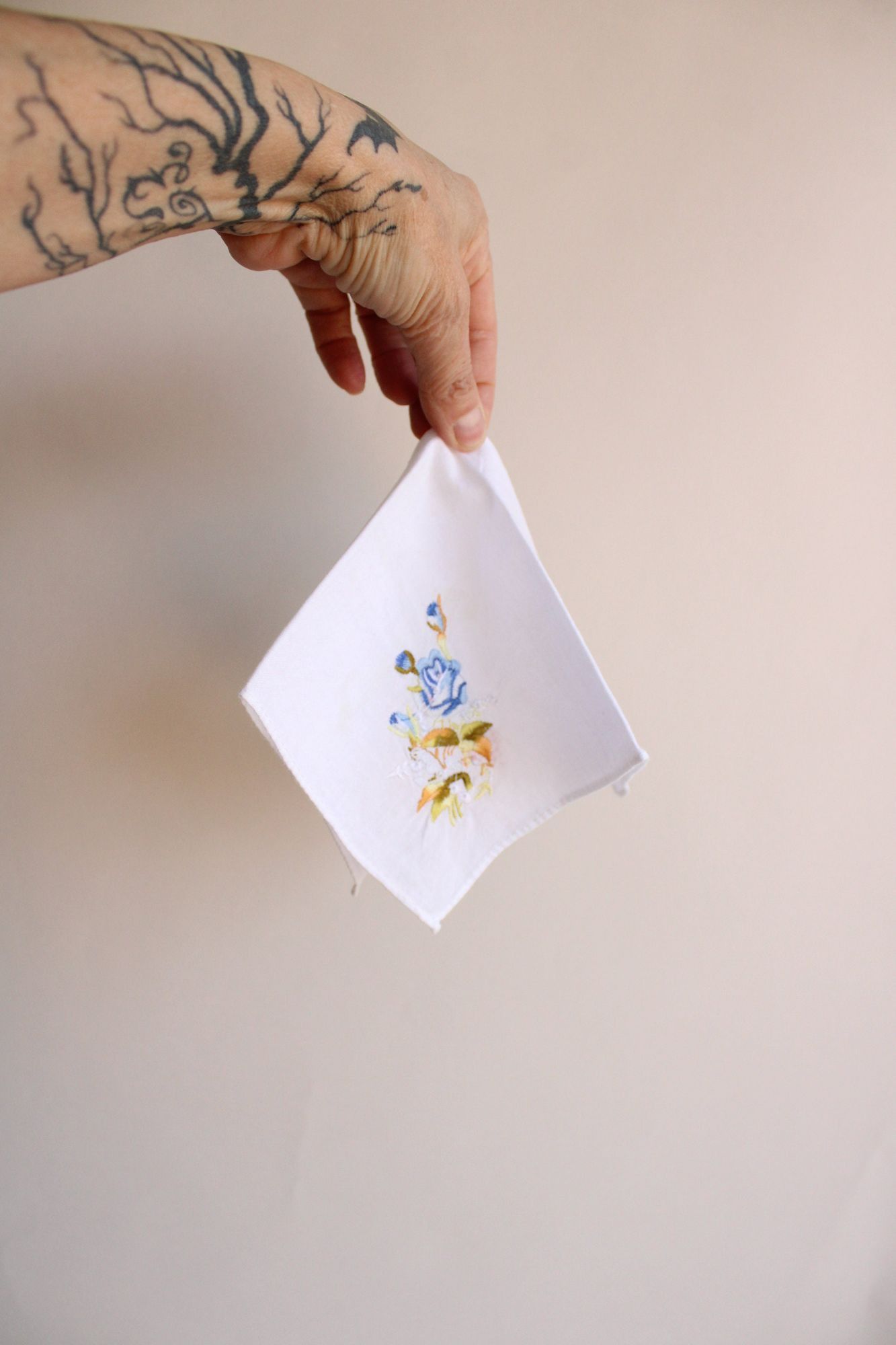 Vintage Vintage Handkerchief, White Cotton With Blue Embroidered Ros Size ONE SIZE - 10 Thumbnail