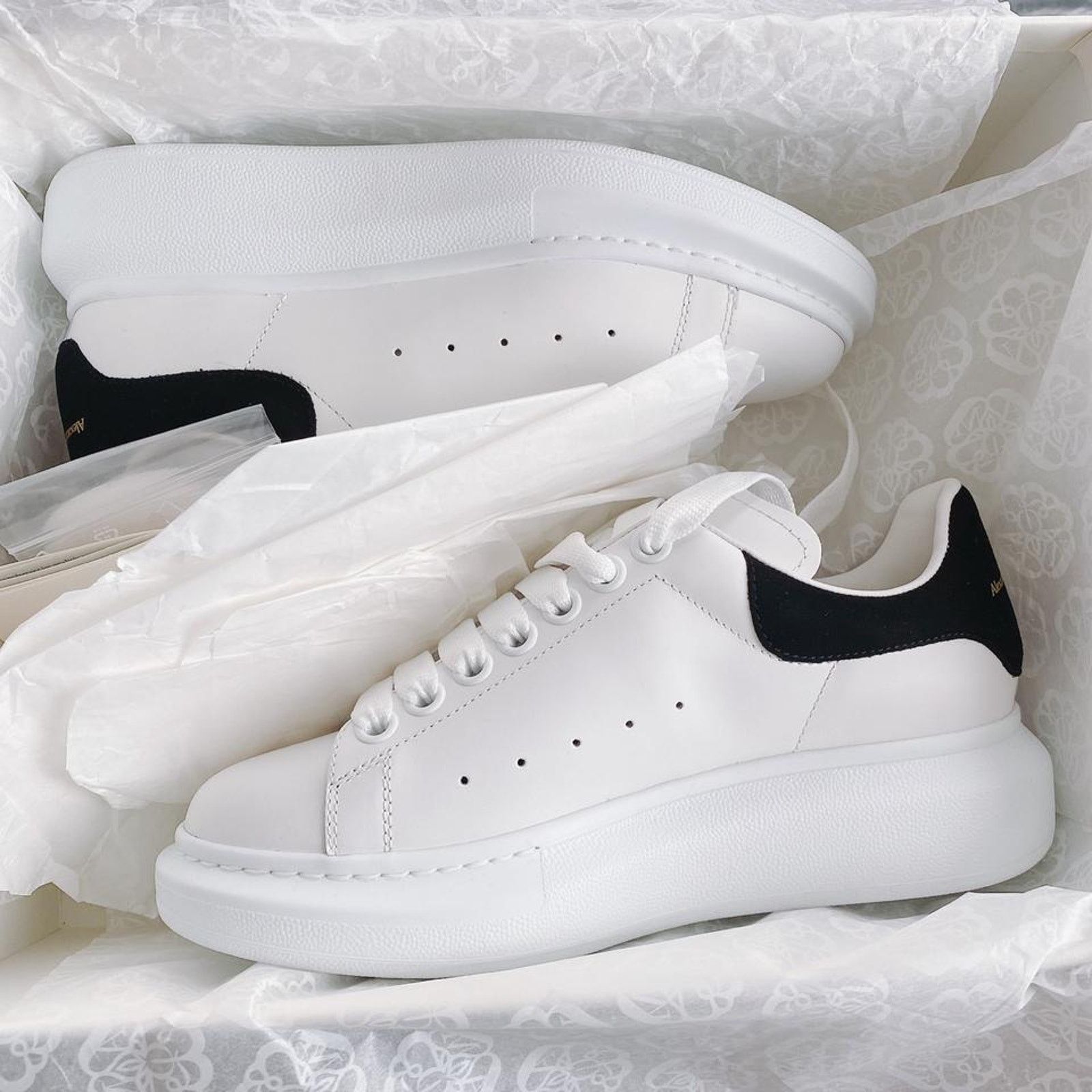Alexander McQueen Alexander McQueen Oversized leather sneakers 36.5 Size US 6.5 / IT 36.5 - 6 Thumbnail