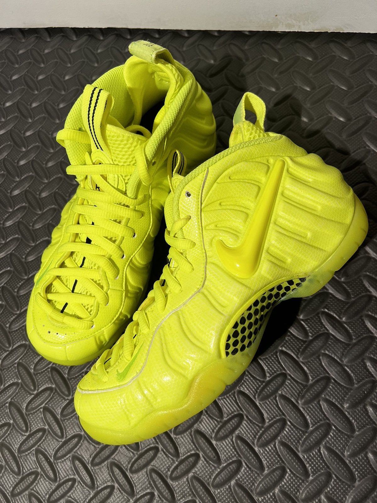 Nike NEW Nike Foamposite Pro Volt Green 2021 size 8 Womens Shoes Size US 8 / IT 38 - 4 Thumbnail