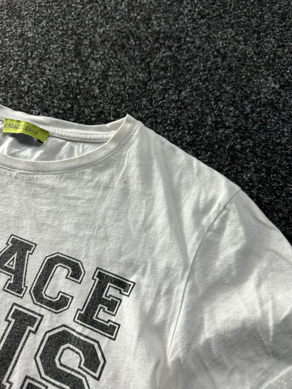 Versace × Vintage 🚨 VINTAGE VERSACE JEANS BIG LOGO TEE RARE LUXURY Size XS / US 0-2 / IT 36-38 - 5 Thumbnail