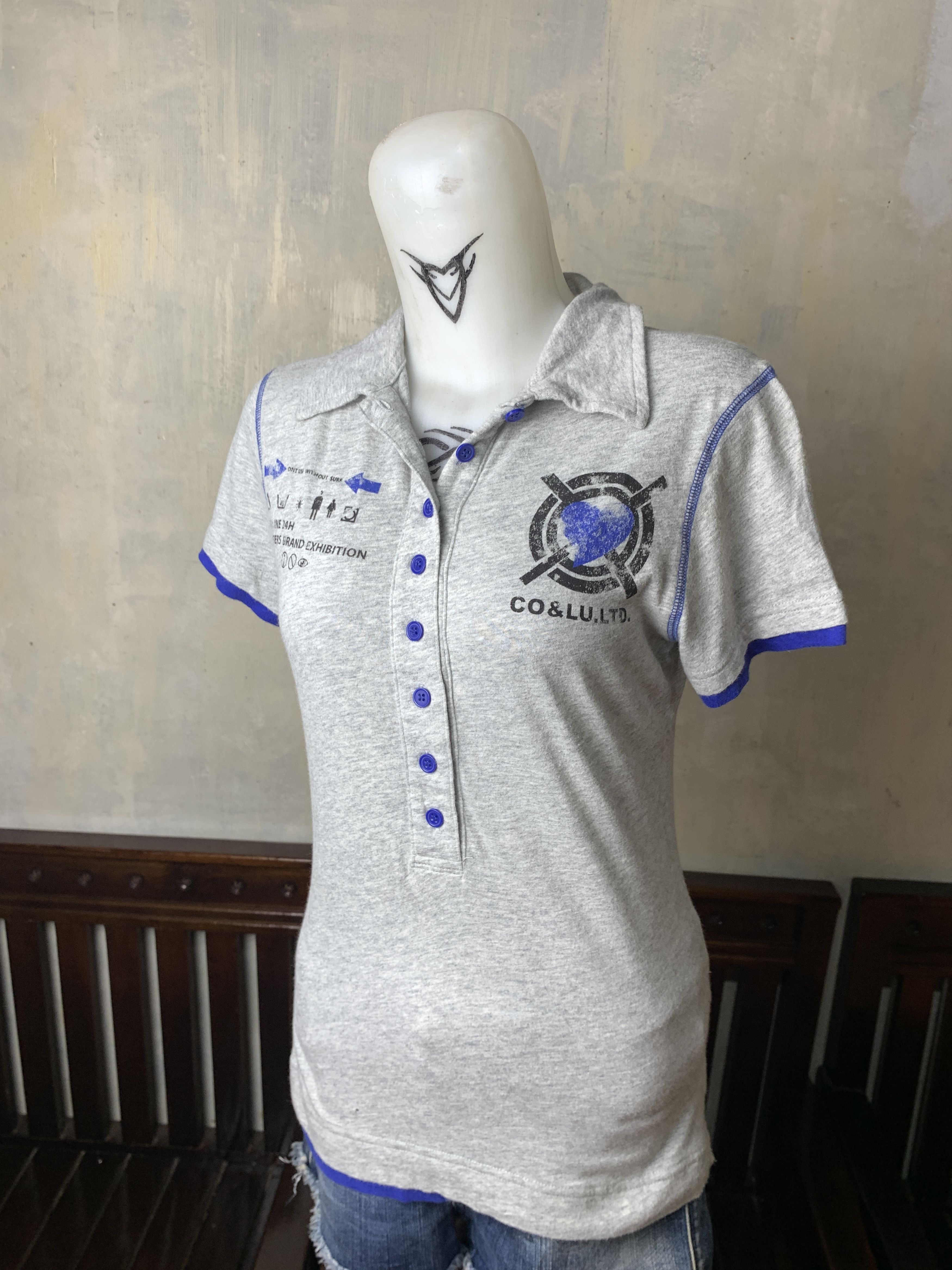 Japanese Brand CO&LU Gray Online Type Graphic Polo (S) Size S / US 4 / IT 40 - 3 Thumbnail