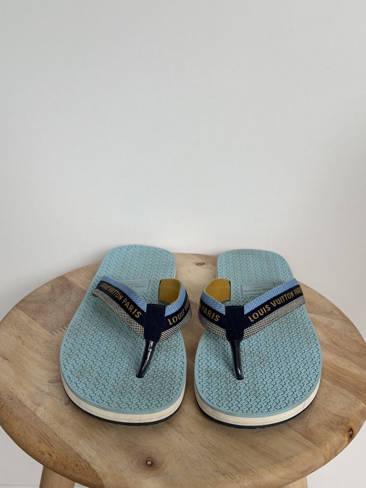 Designer × Louis Vuitton Louis Vuitton blue rubber flip flops thongs spellout Size US 7 / EU 40 - 2 Thumbnail
