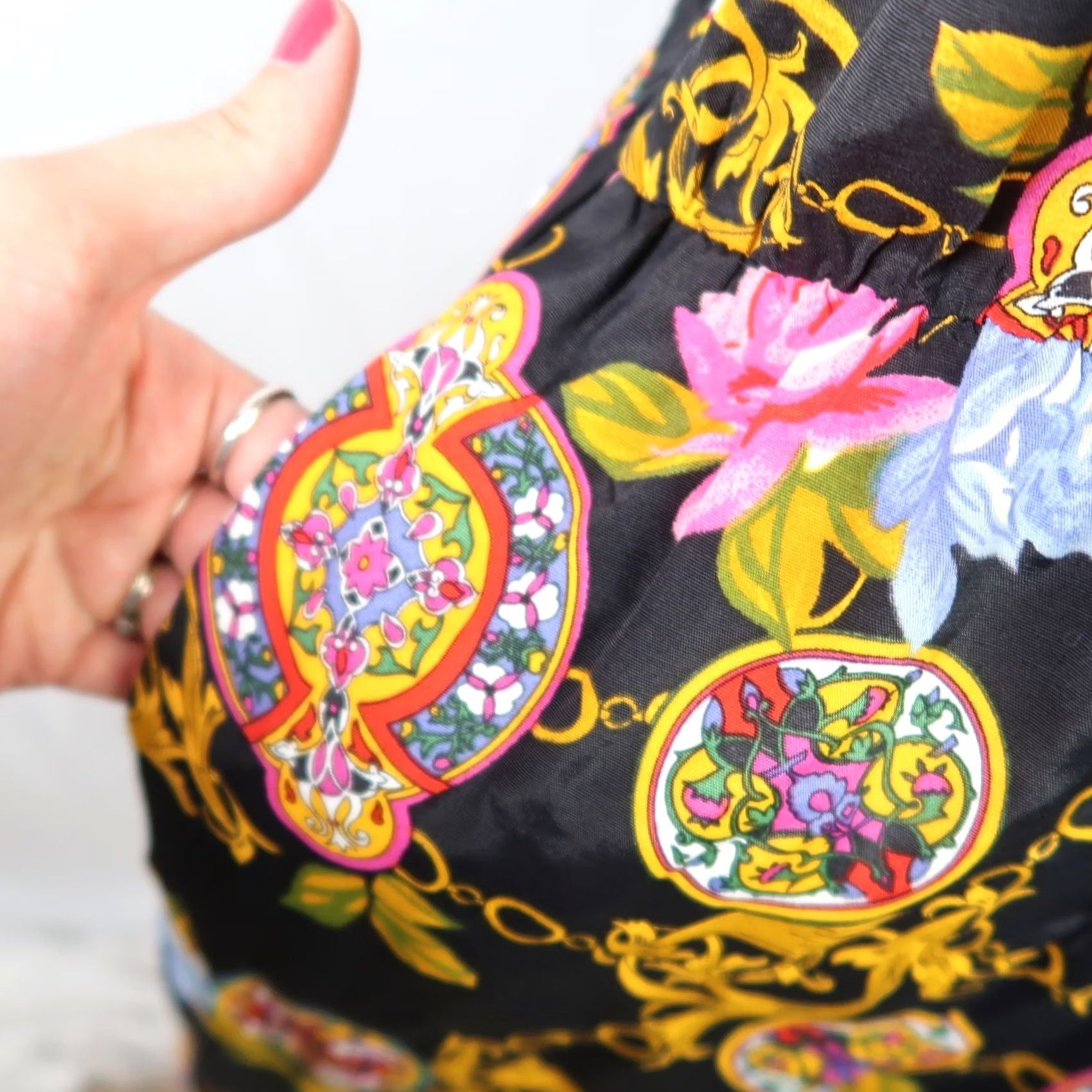 Vintage VINTAGE Laine Shirt Dress Midi 8 Black Pink Rose Floral Chain Print 80s Bohemian Short Sleeve Pockets Size M / US 6-8 / IT 42-44 - 5 Thumbnail