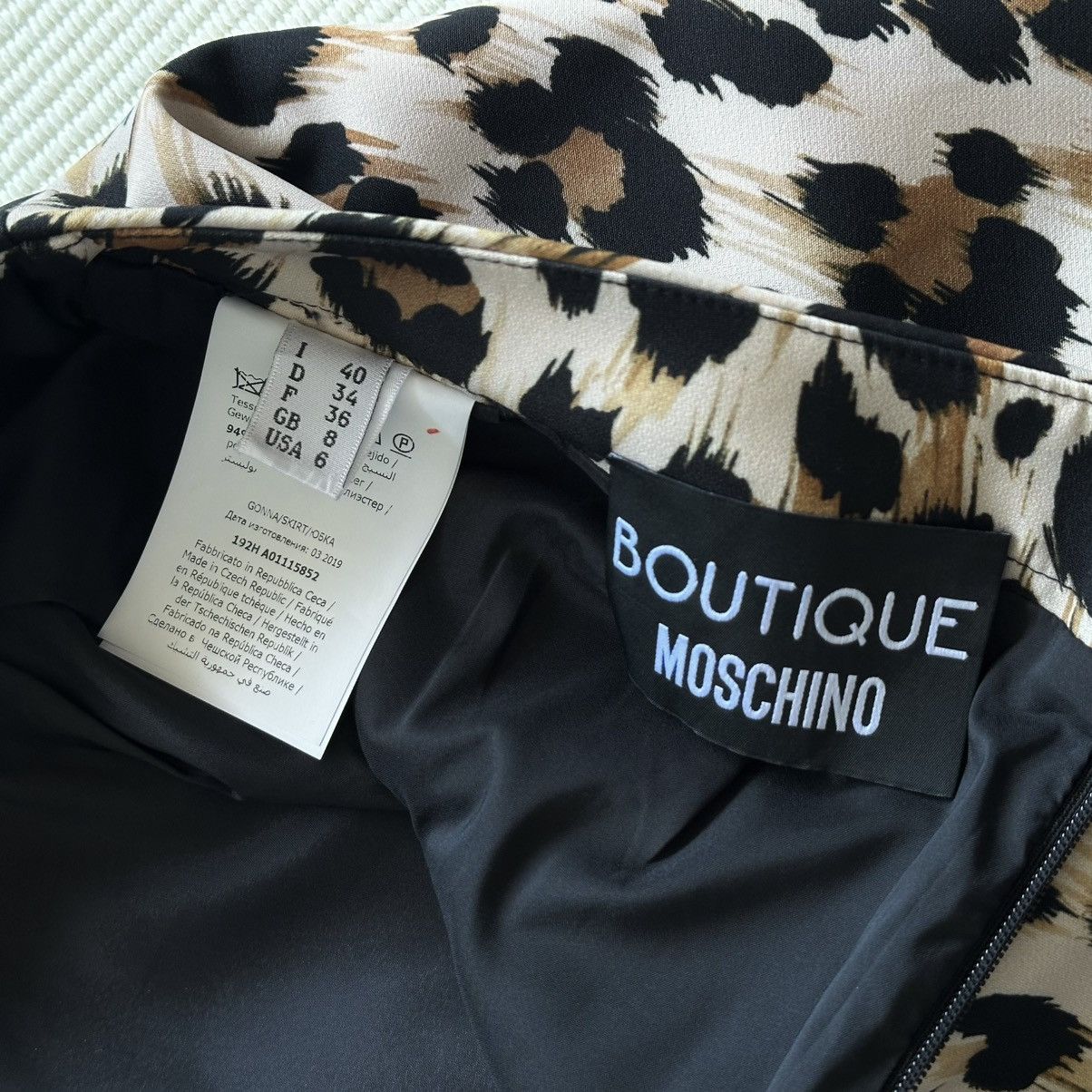 Boutique Moschino Boutique Moschino Leopard Printed Pencil Skirt Size 28" / US 6 / IT 42 - 5 Thumbnail