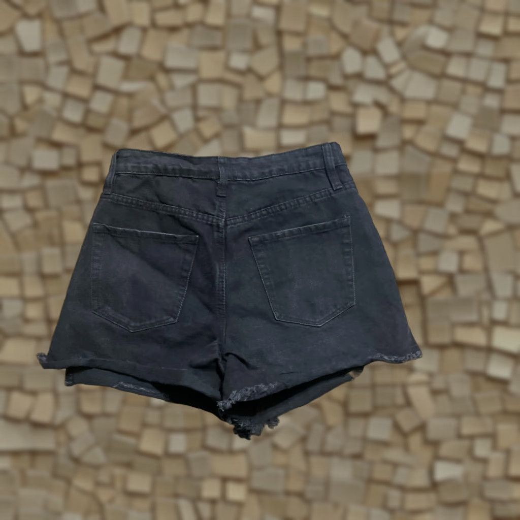Vintage YMI Shorts Women's 3/26 Black Denim Mom Fit Cut-Off Raw Hem Regular Inseam 3.5 in Size 26" / US 2 / IT 38 - 1 Thumbnail