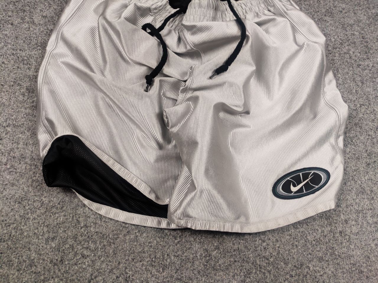 Nike 🔥 Vintage 90's Nike Swoosh reversible Silver Baggy Shorts Size US 34 / EU 50 - 5 Thumbnail