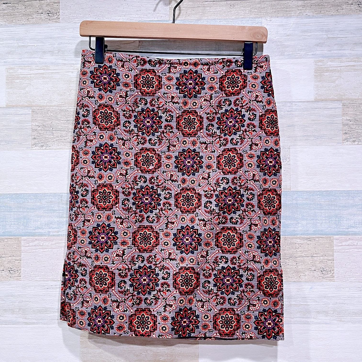 Loft LOFT Double Slit Tapestry Skirt Gray Red Womens 4P Size 27" / US 4 / IT 40 - 1 Thumbnail